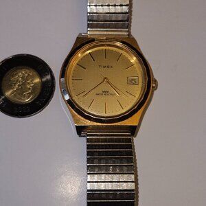 Vintage Timex Gold-Tone Expansion Watch – Classic Elegance